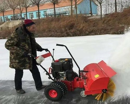 在冬天有一台滾刷掃雪機除雪很簡單